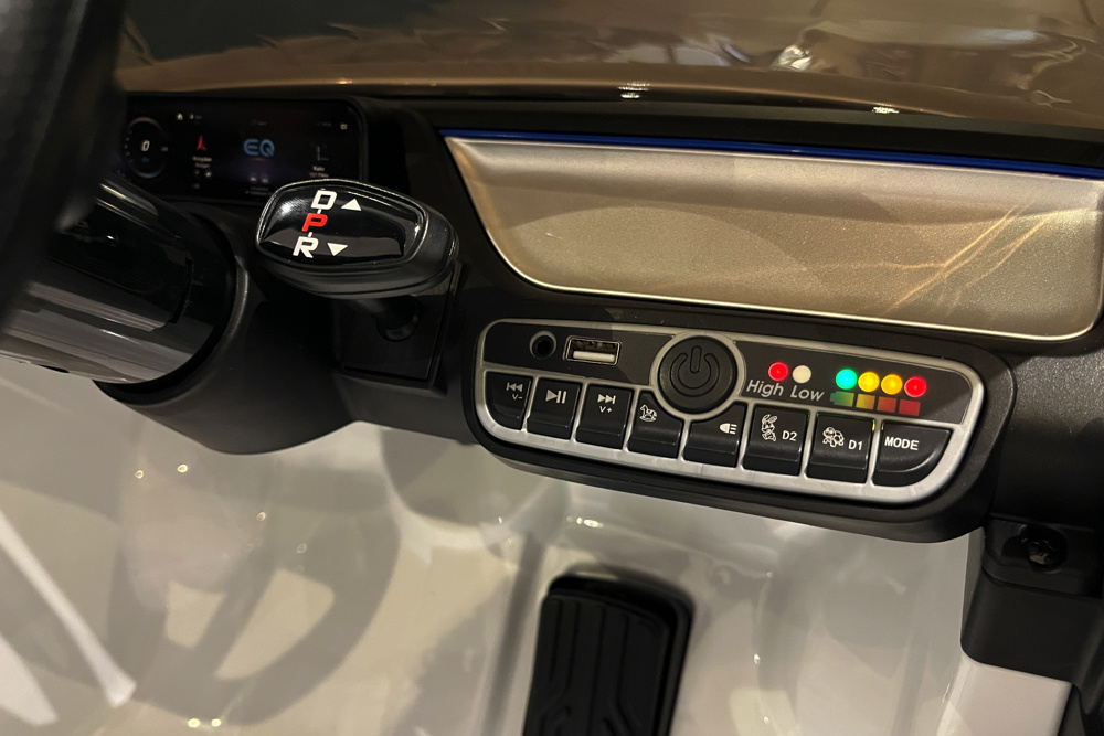 Mercedes-Benz EQA 250, 12 volt elektrische kinderauto met rubberen banden, leder zitje en meer! - Afbeelding 9